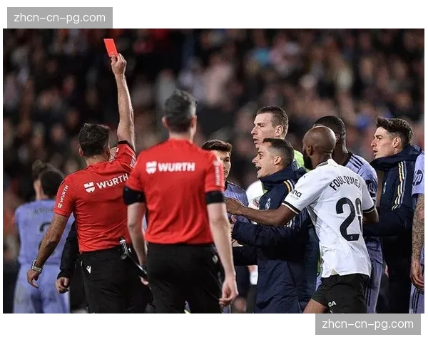 终场哨响，为保级苦战获首胜的克莱蒙球员相拥庆祝